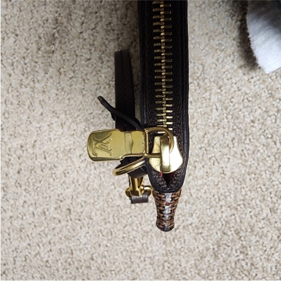 Louis Vuitton Brown Checkered Clutch with Gold Accent from (neverful MM) - Picture 4 of 13